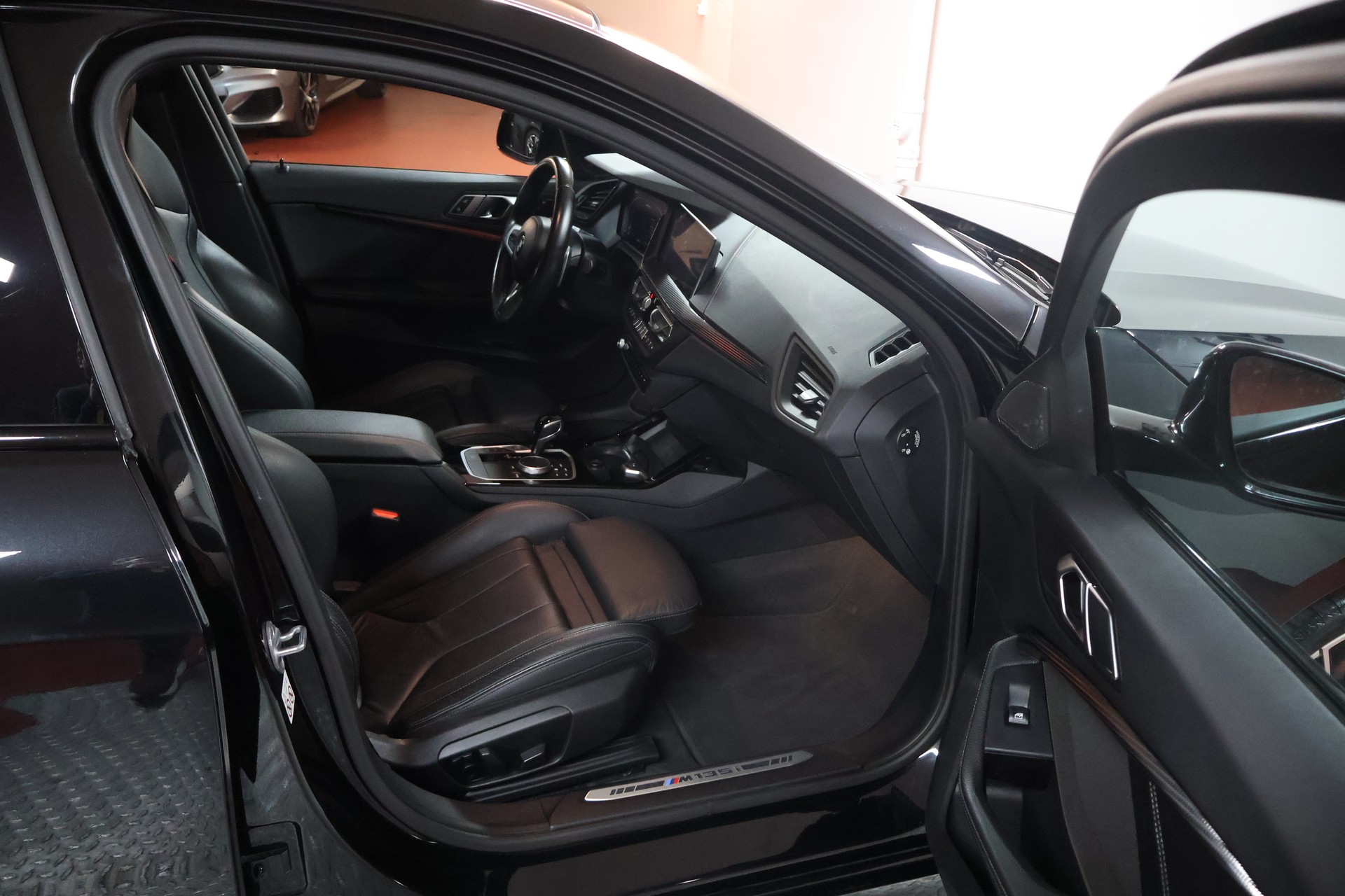 BMW M135i xDrive Steptronic-image-14
