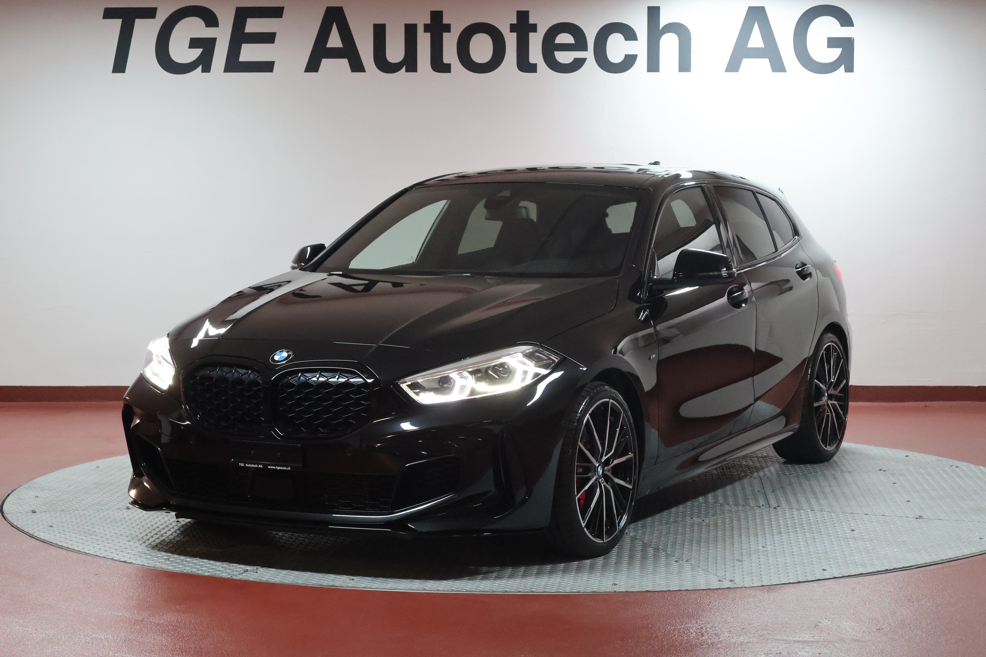 BMW M135i xDrive Steptronic-image-0