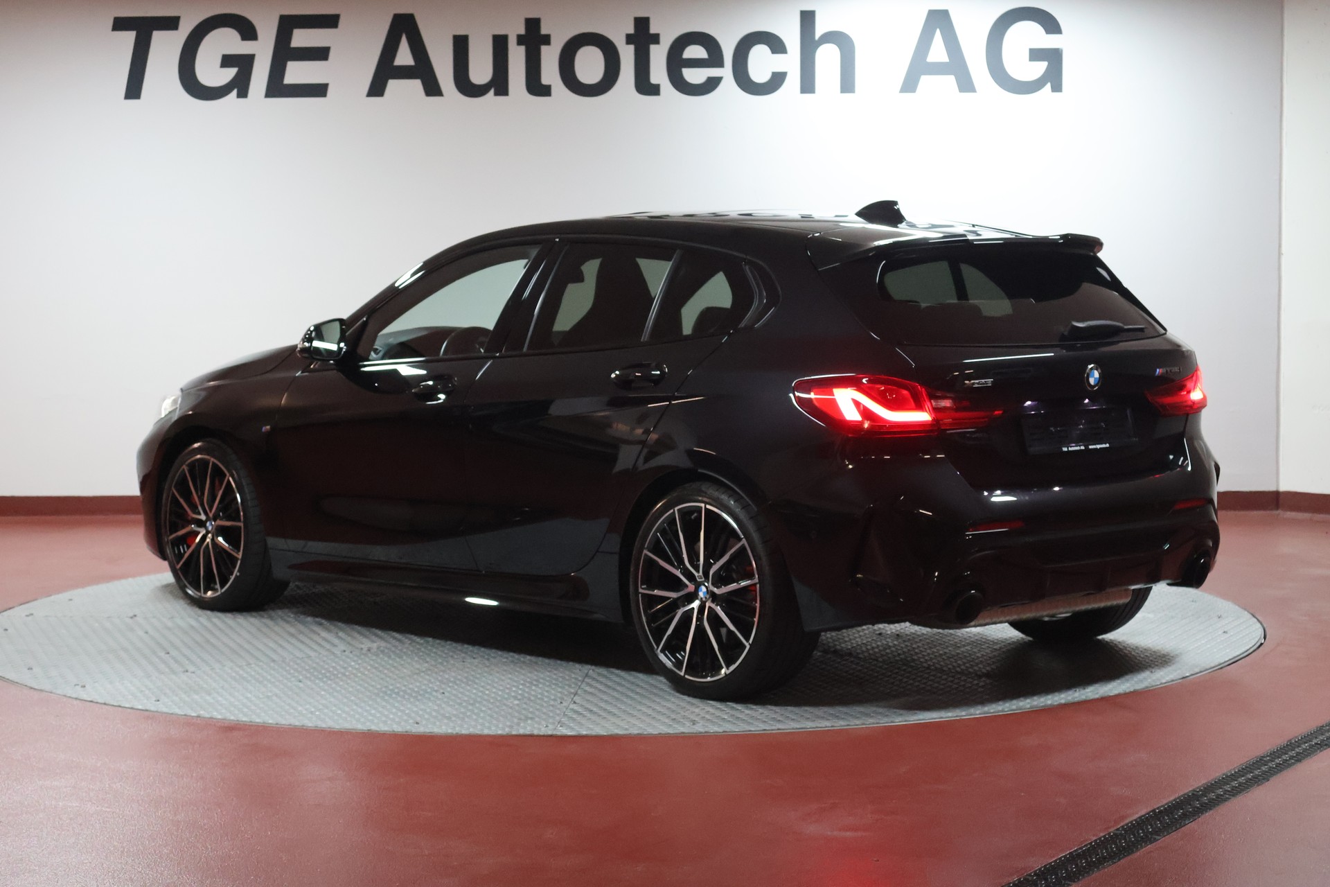 BMW M135i xDrive Steptronic-image-18