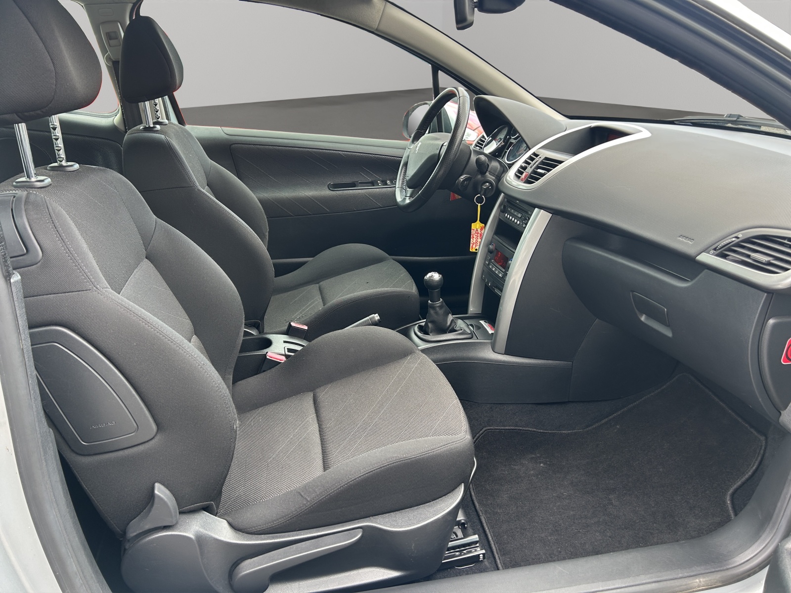 PEUGEOT 207 1.6 16V Turbo GT 150-image-9