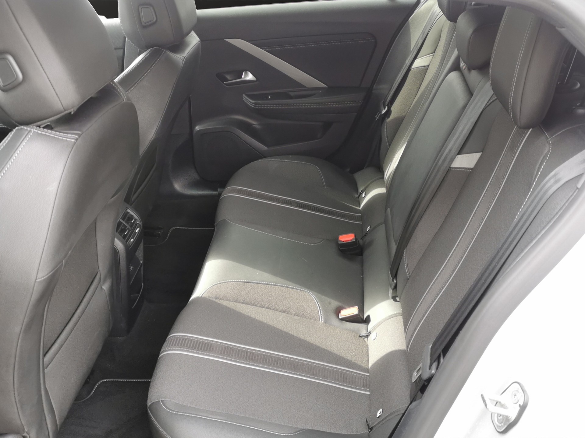 OPEL Astra 1.6 PHEV Turbo Swiss Plus A-image-12