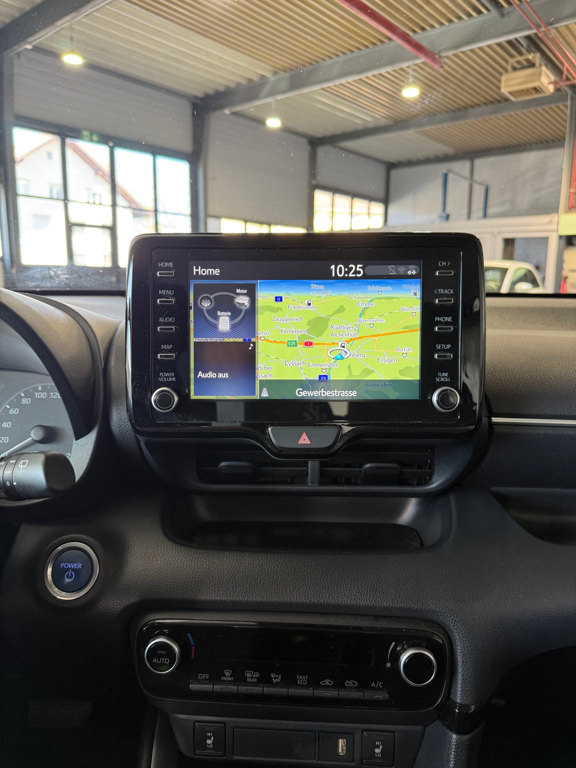 TOYOTA Yaris 1.5 Premium e-CVT-image-12