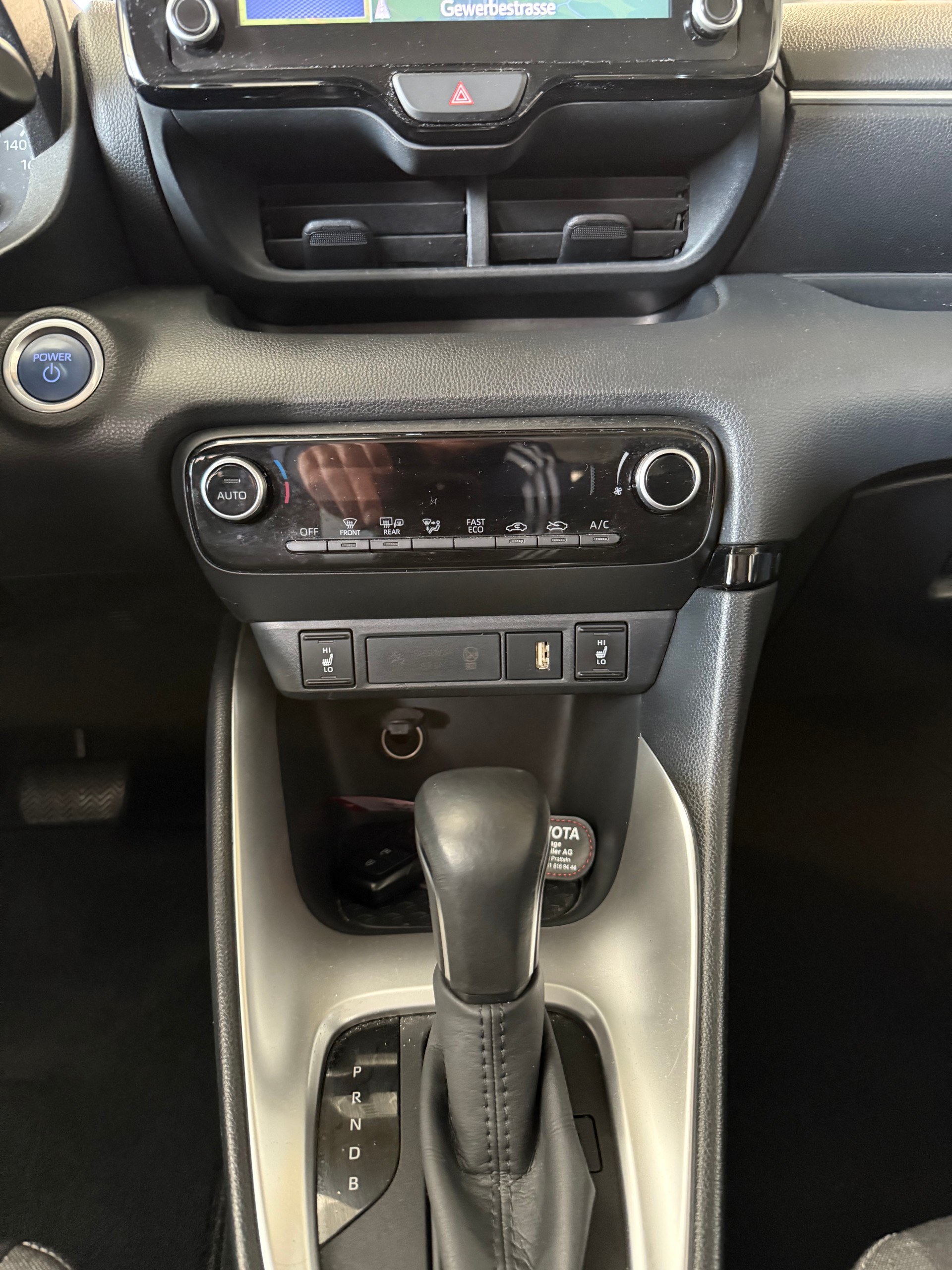 TOYOTA Yaris 1.5 Premium e-CVT-image-11