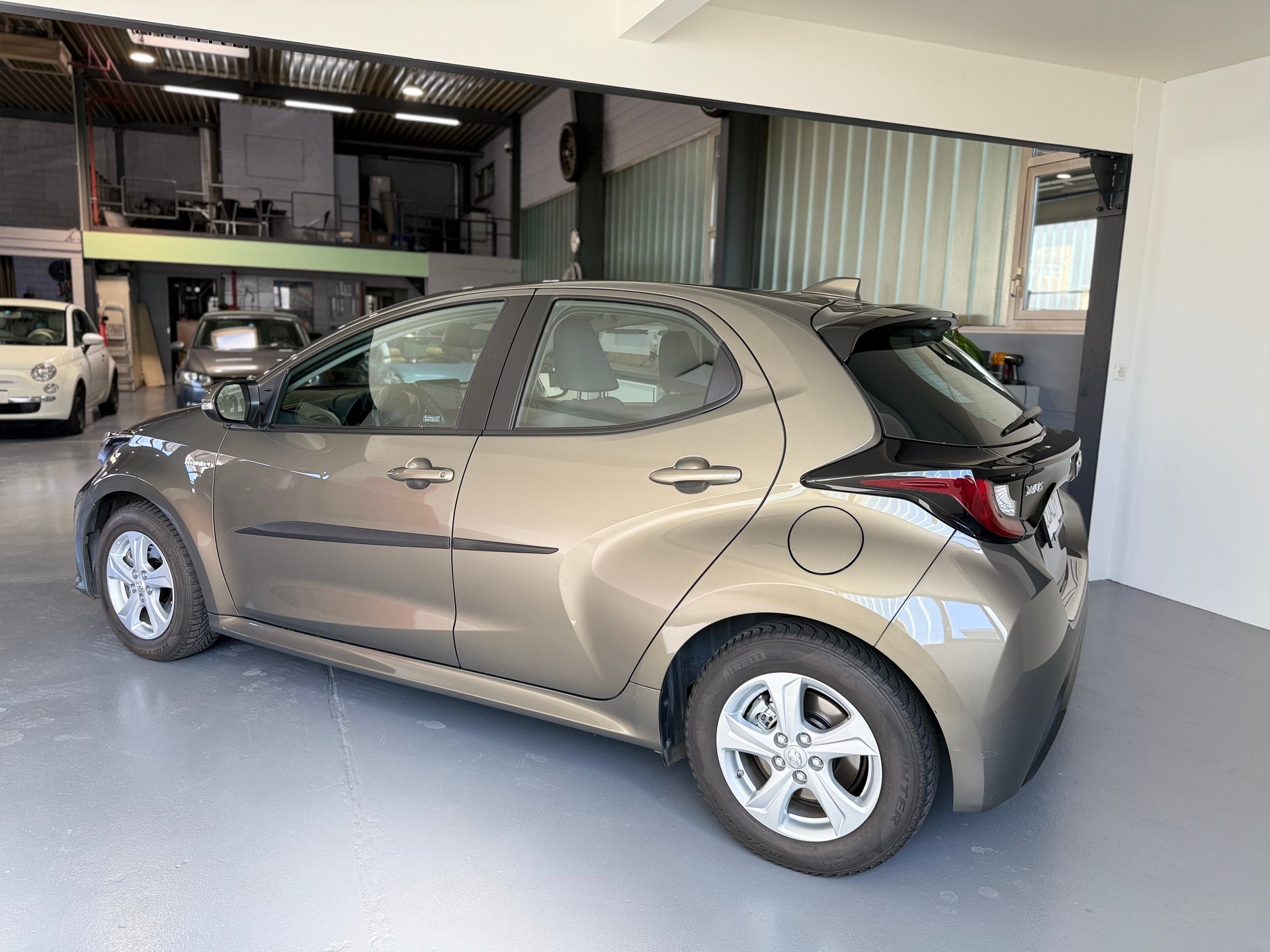 TOYOTA Yaris 1.5 Premium e-CVT-image-3