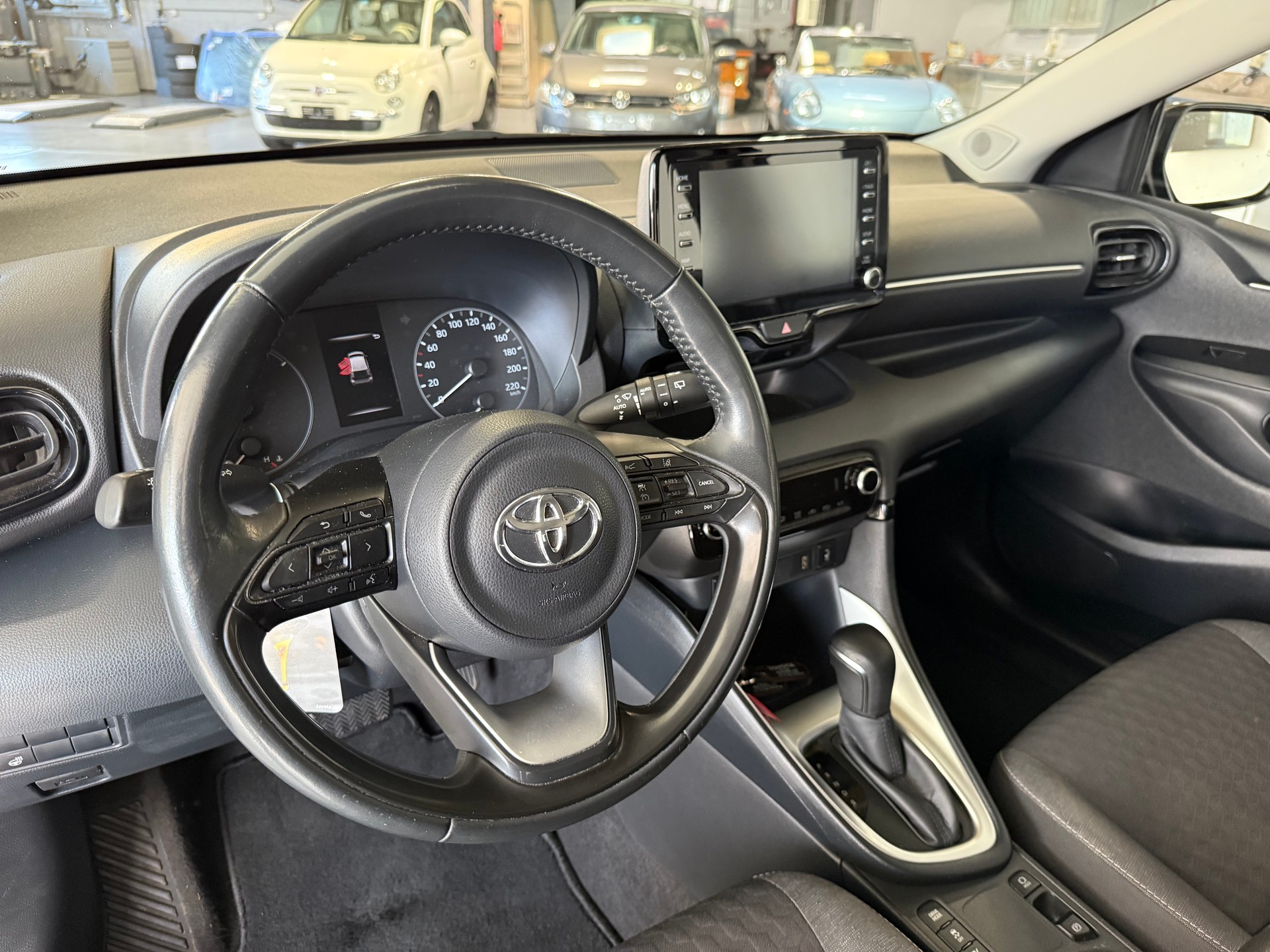 TOYOTA Yaris 1.5 Premium e-CVT-image-8