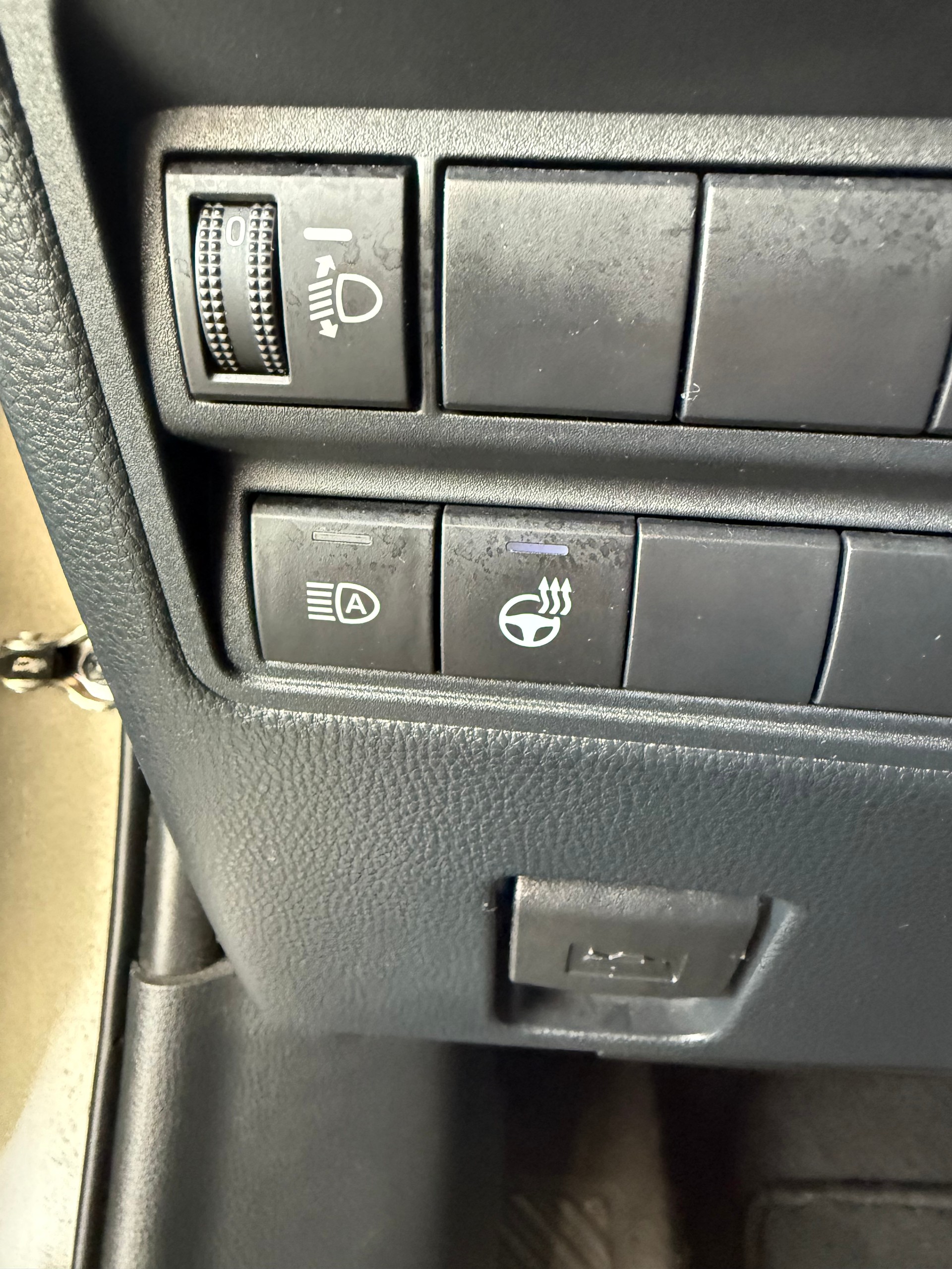 TOYOTA Yaris 1.5 Premium e-CVT-image-14