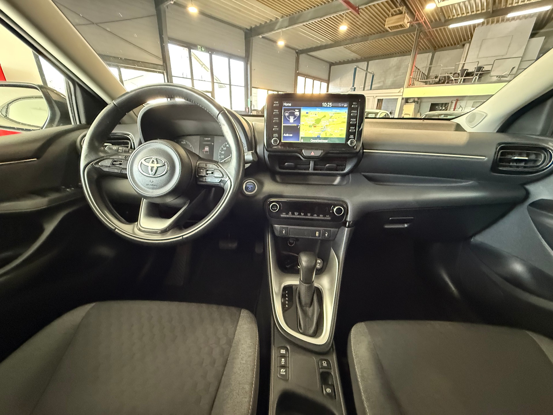 TOYOTA Yaris 1.5 Premium e-CVT-image-9