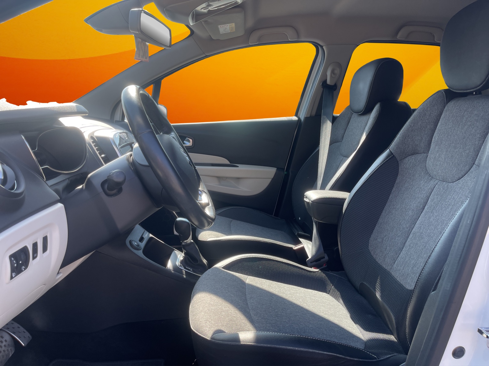 RENAULT Captur 1.2 T 16V 90th Anniversary EDC-image-10