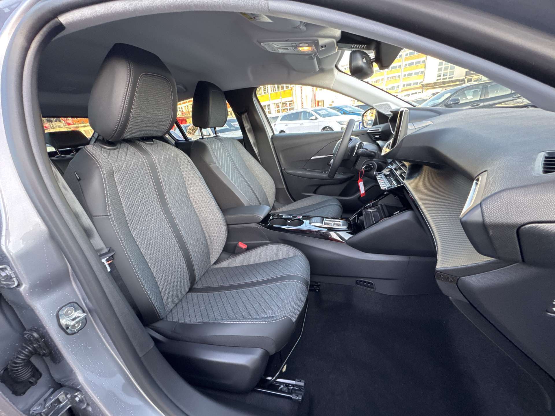 PEUGEOT 208 1.2 MHEV 110 Allure Automat-image-12