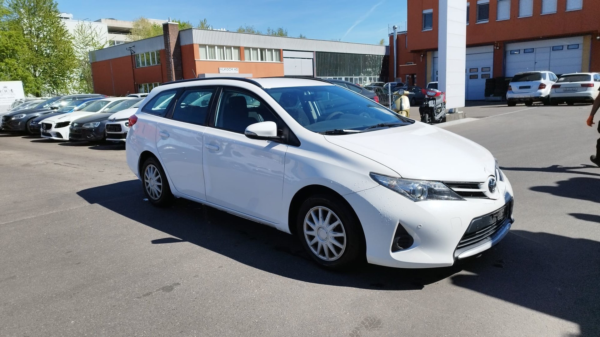 TOYOTA Auris Touring Sports 1.33 Terra-image-2