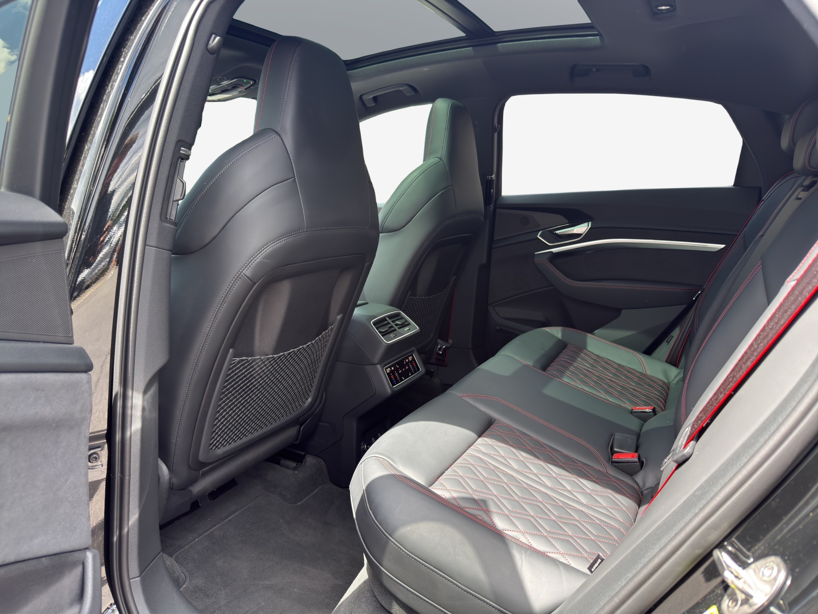 AUDI Q8 Sportback 55 e-tron Black Edition quattro-image-11