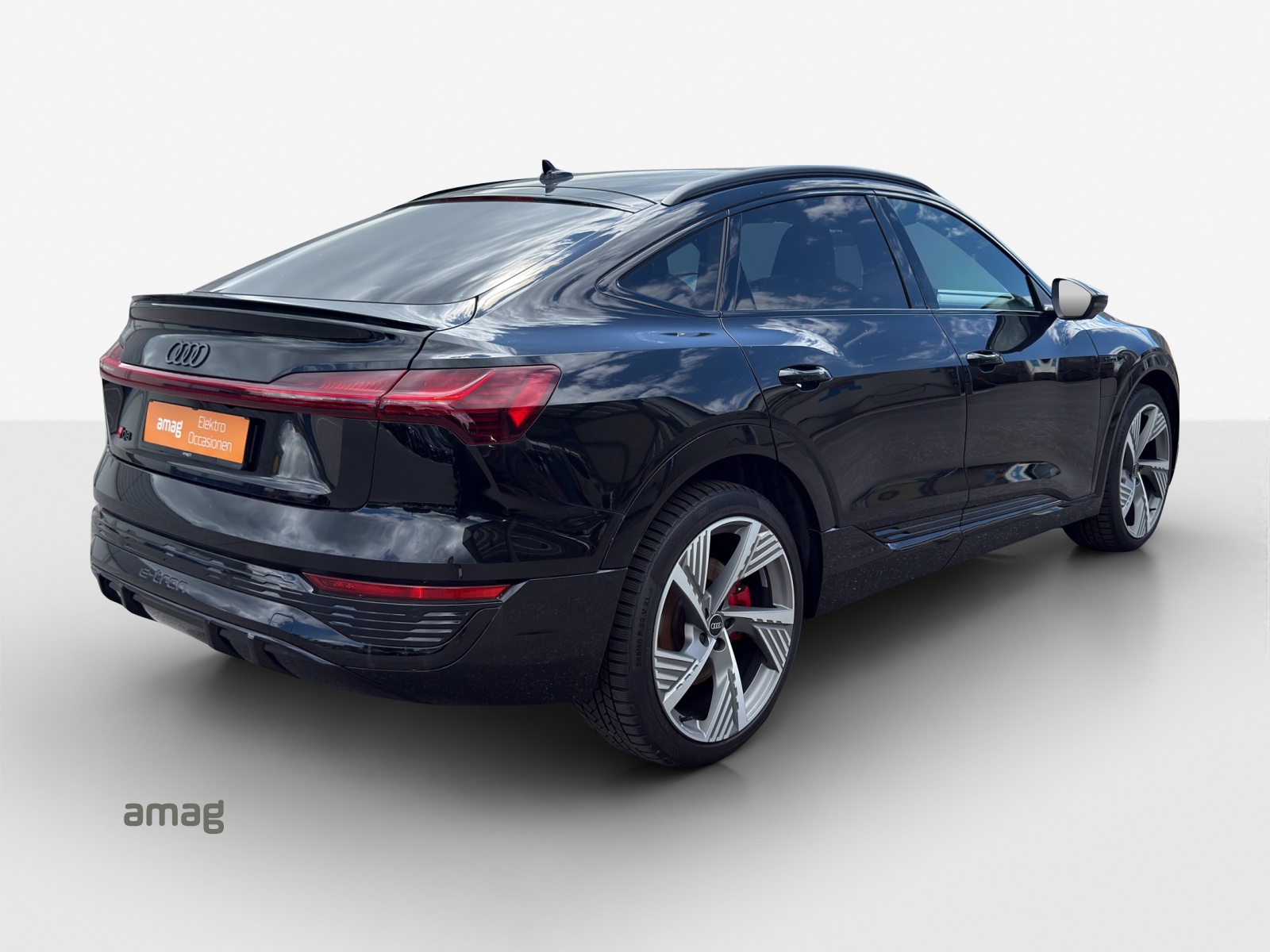 AUDI Q8 Sportback 55 e-tron Black Edition quattro-image-4