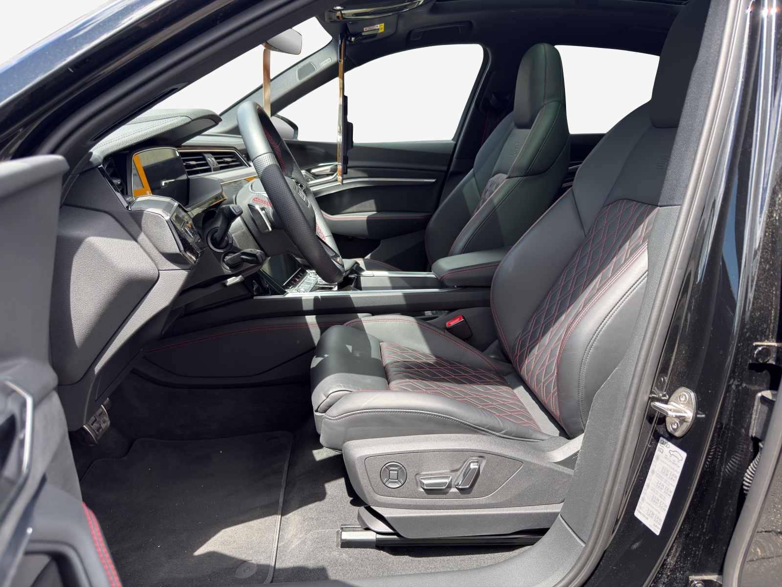 AUDI Q8 Sportback 55 e-tron Black Edition quattro-image-8