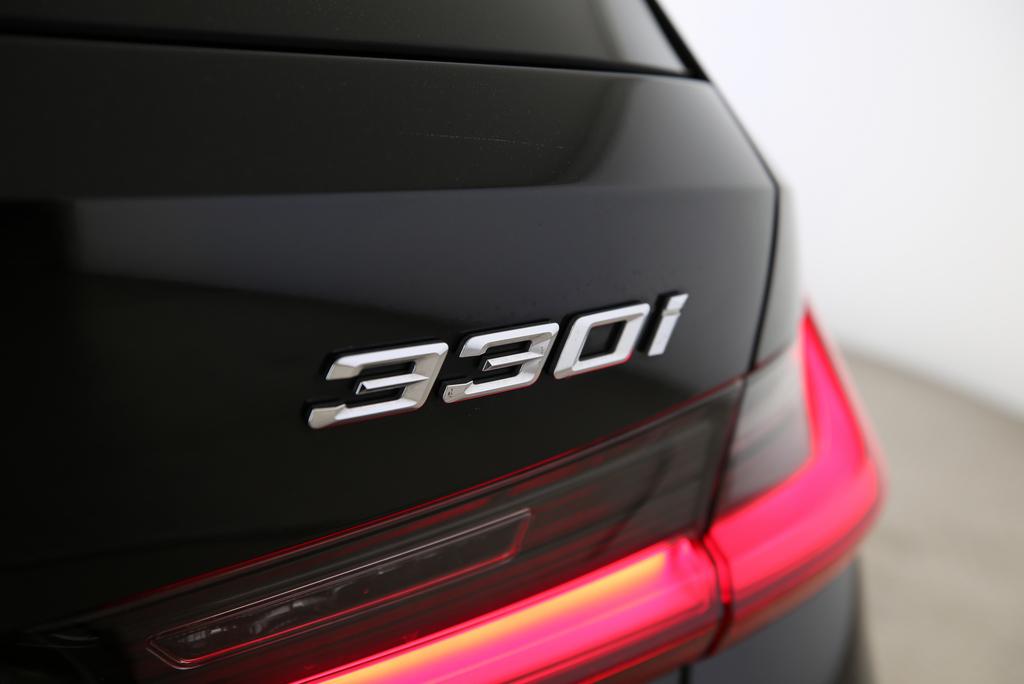 BMW 330i xDrive Touring-image-17