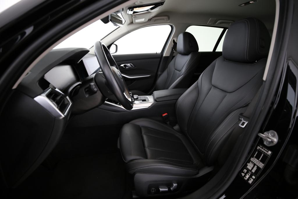 BMW 330i xDrive Touring-image-2