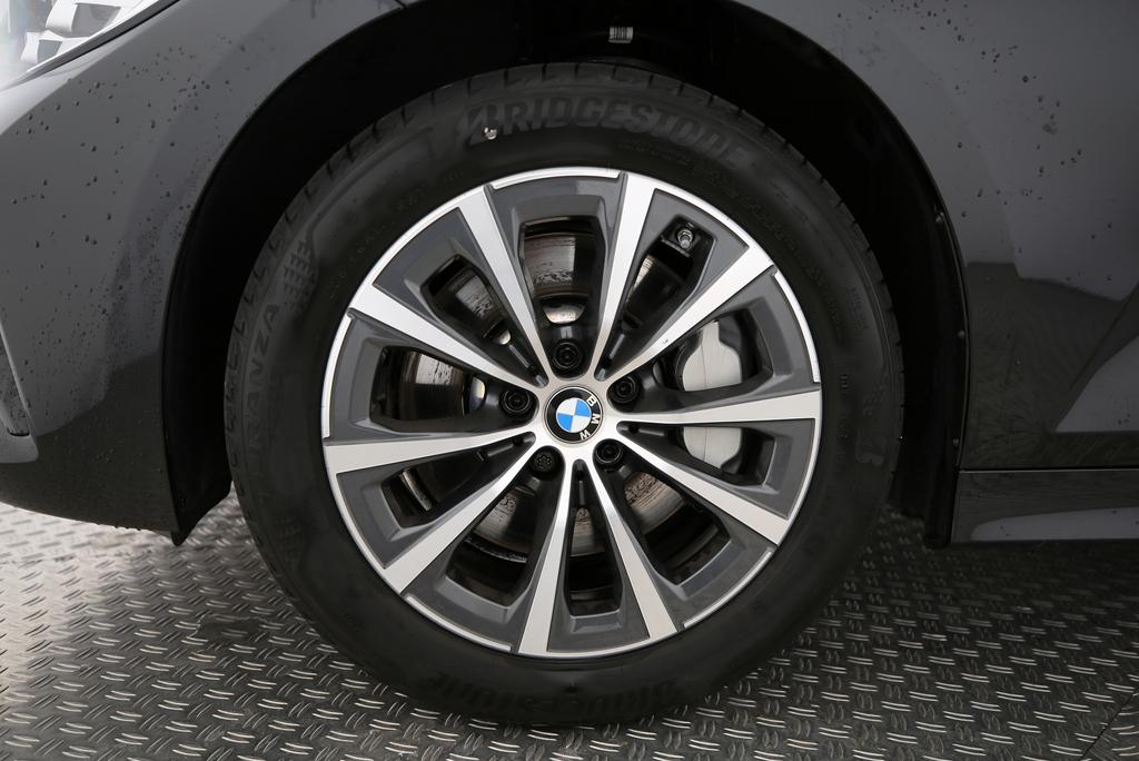 BMW 330i xDrive Touring-image-18