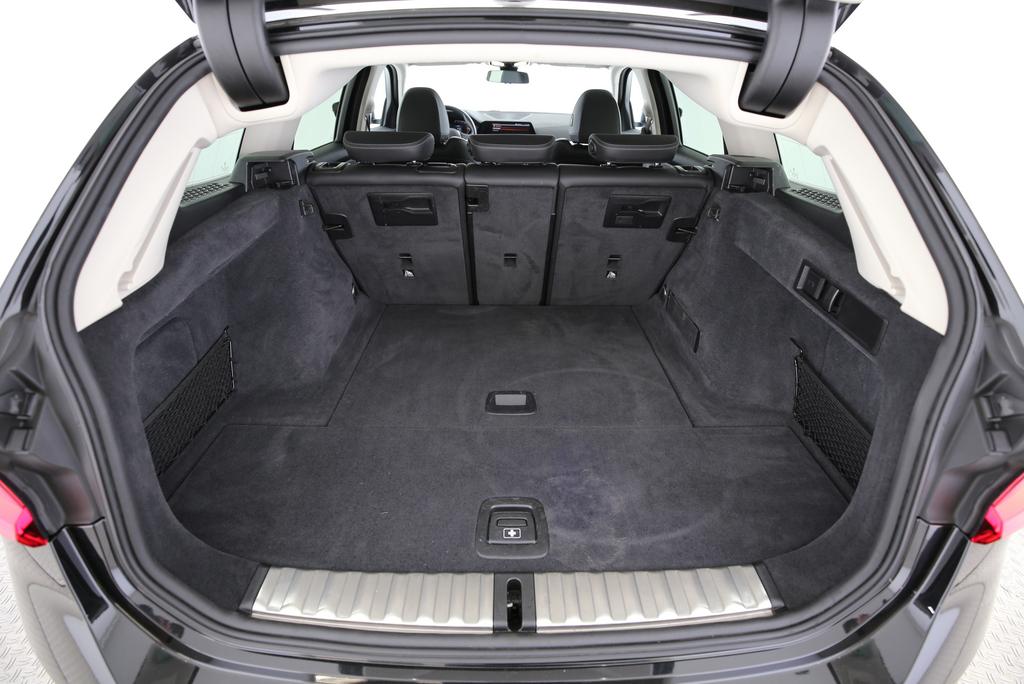 BMW 330i xDrive Touring-image-14