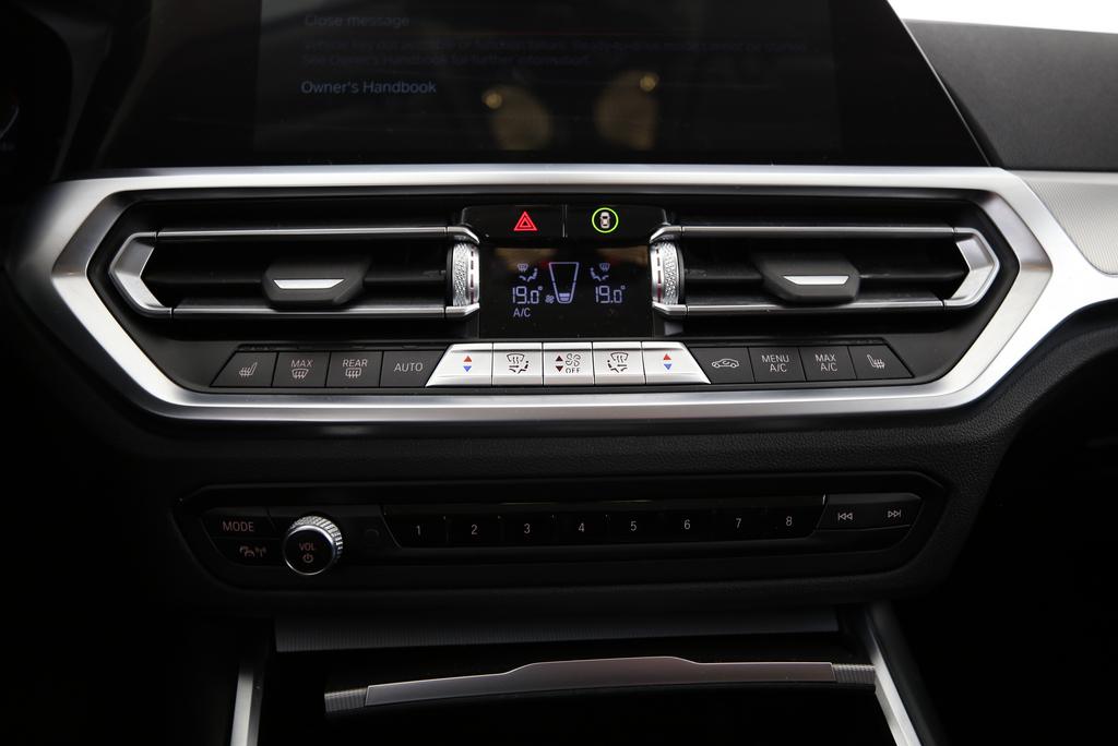 BMW 330i xDrive Touring-image-11