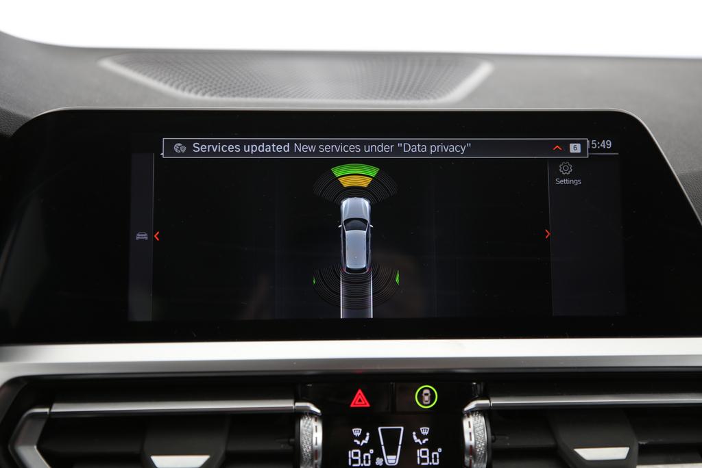 BMW 330i xDrive Touring-image-9