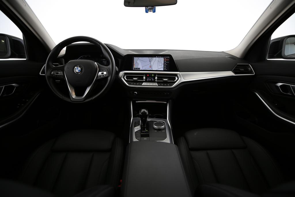 BMW 330i xDrive Touring-image-3