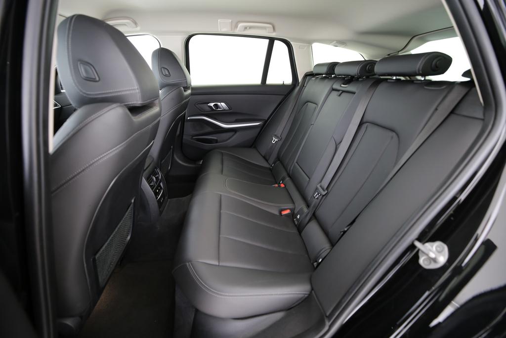BMW 330i xDrive Touring-image-12