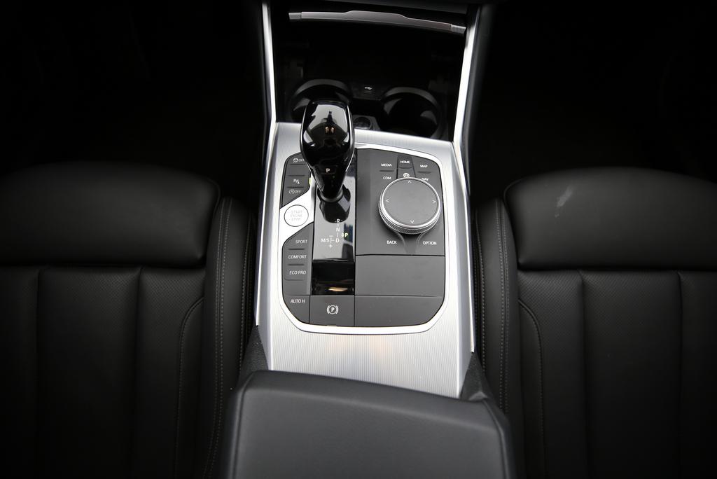BMW 330i xDrive Touring-image-10