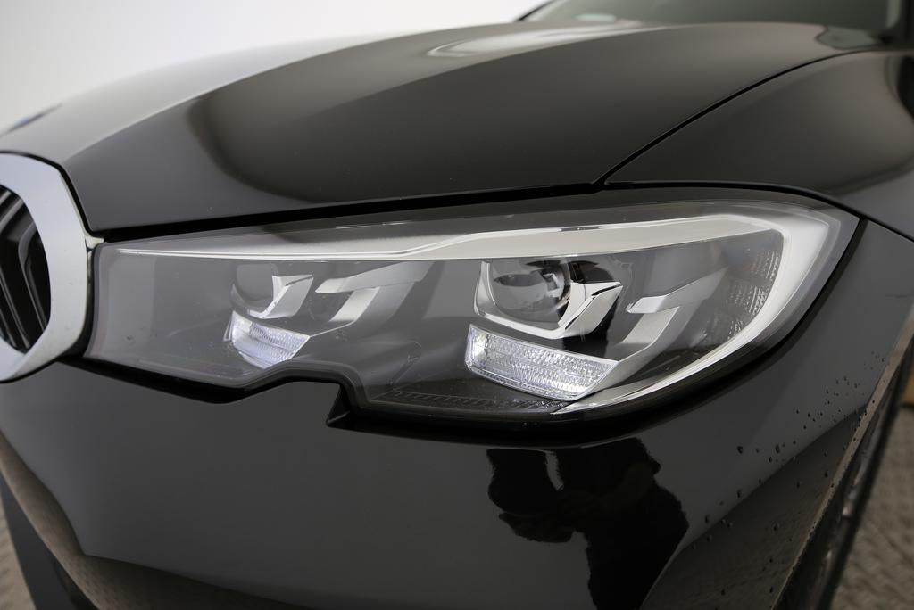 BMW 330i xDrive Touring-image-15