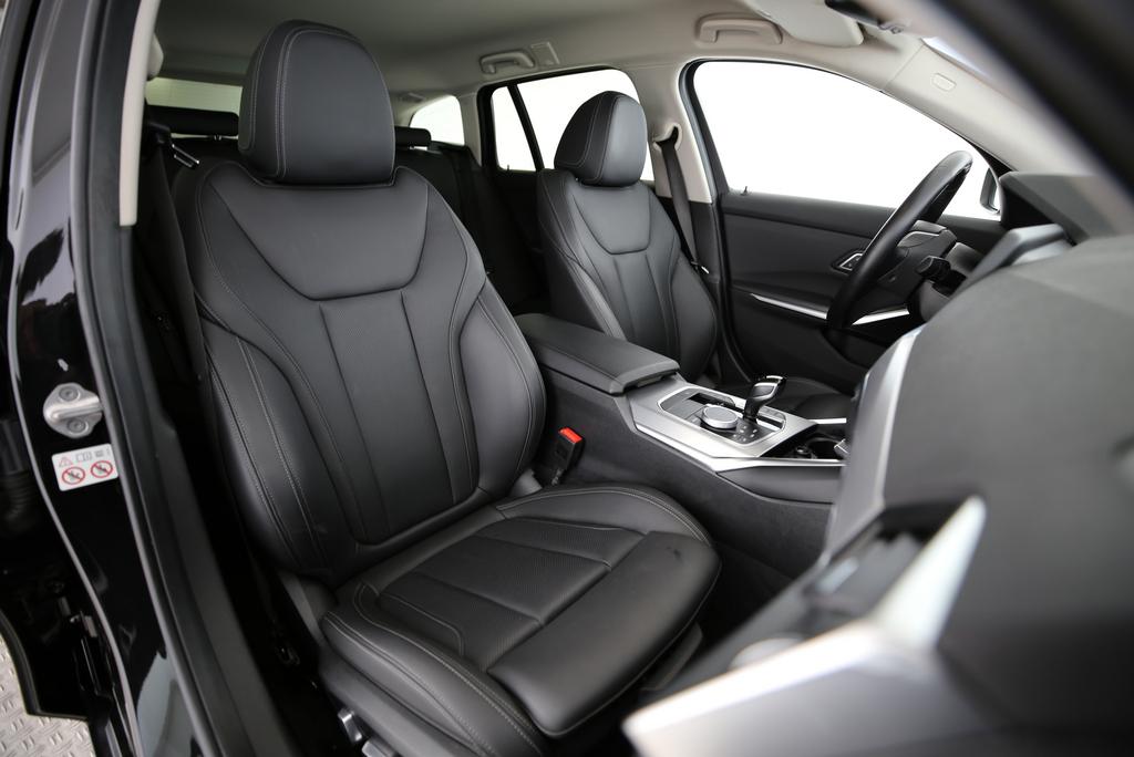 BMW 330i xDrive Touring-image-13