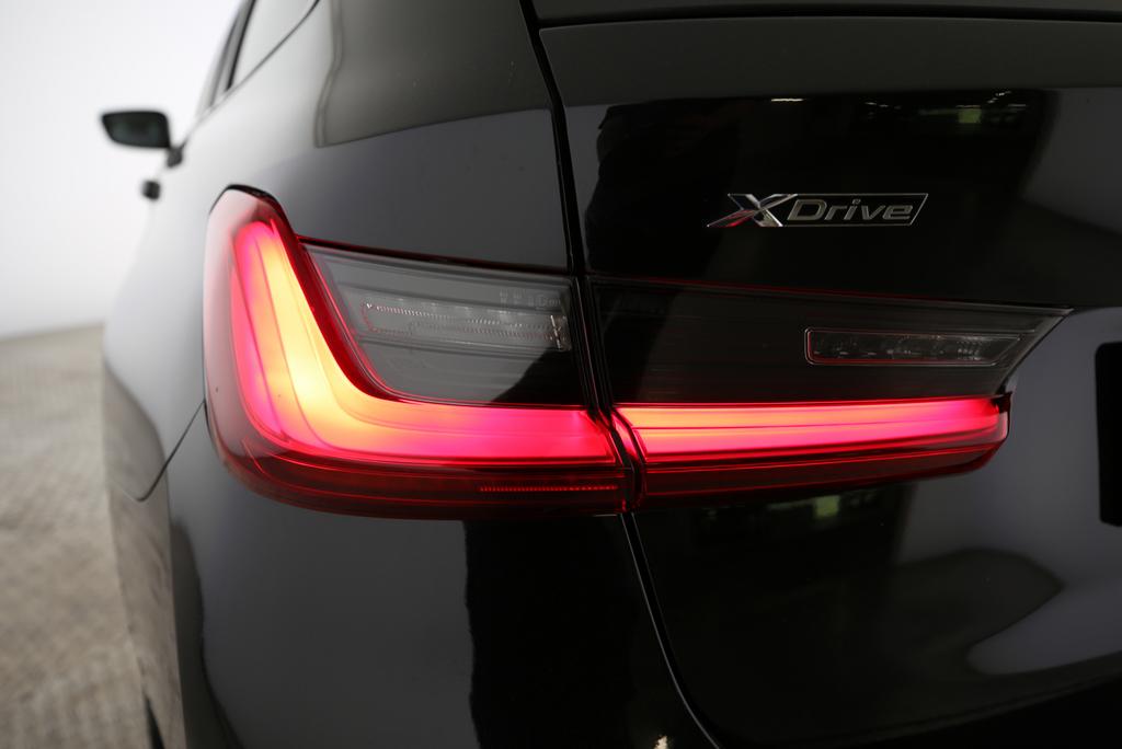 BMW 330i xDrive Touring-image-16
