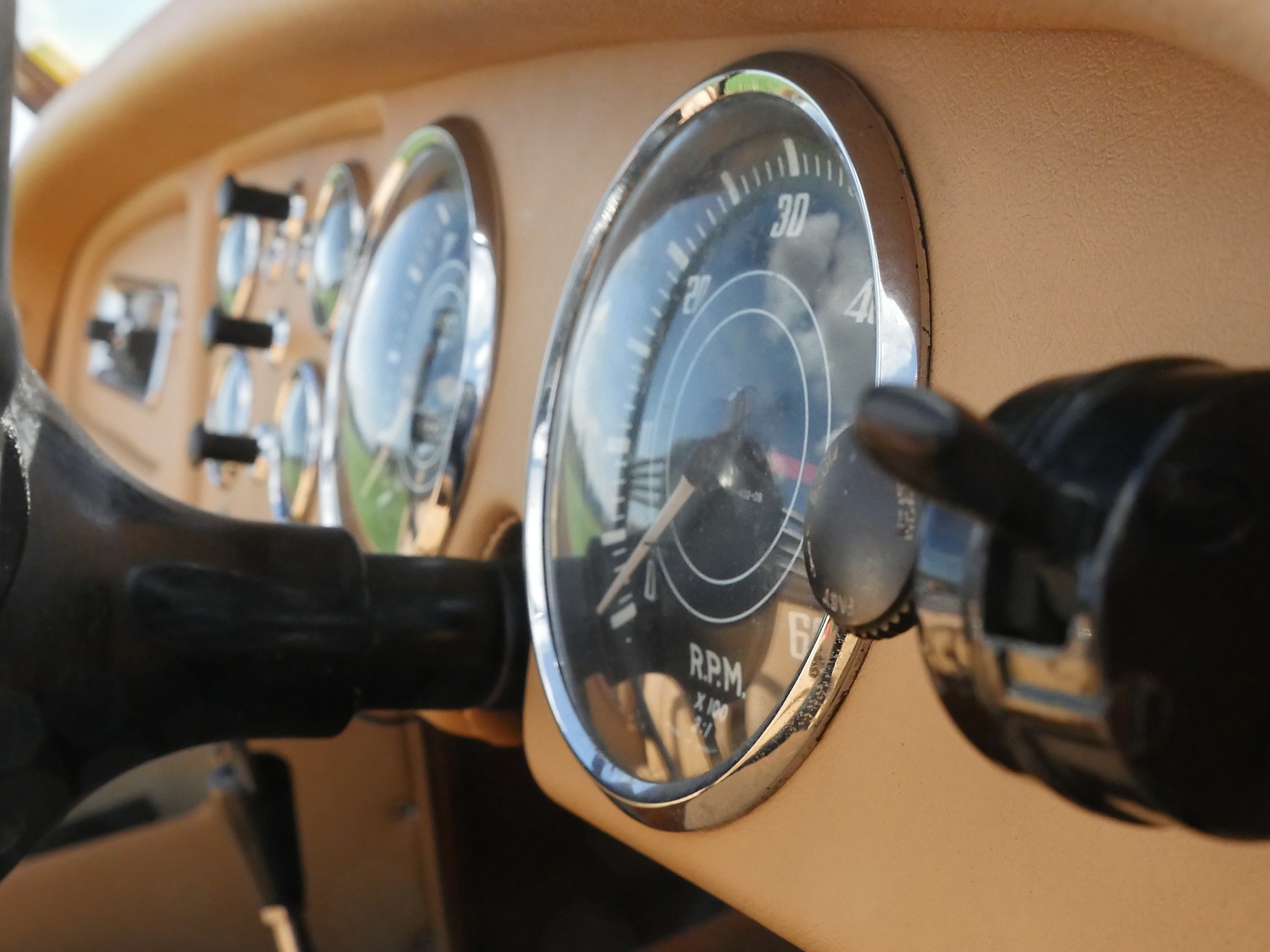 TRIUMPH TR2-image-11