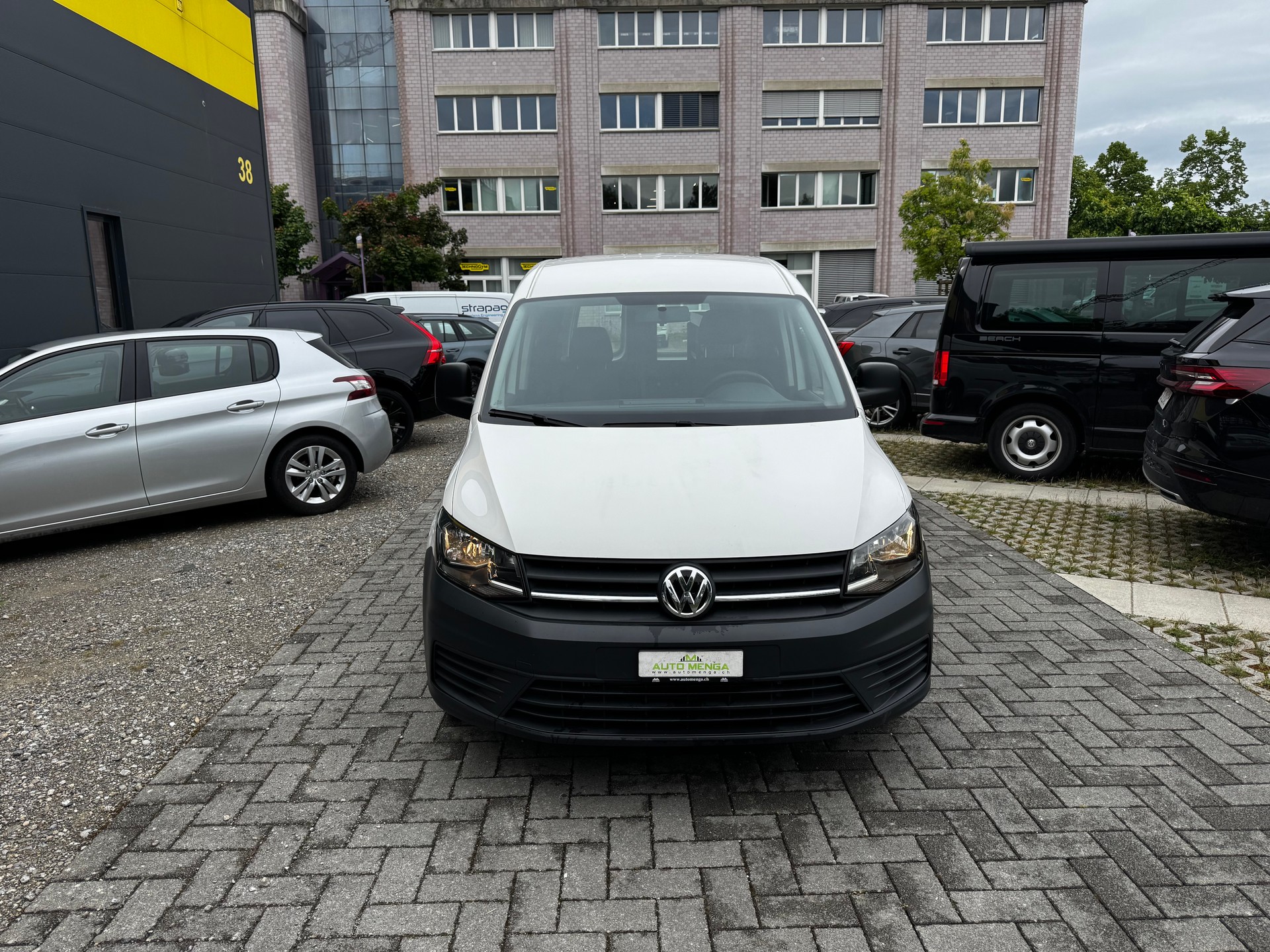 VW Caddy Maxi 2.0TDI BlueMotion Technology-image-1