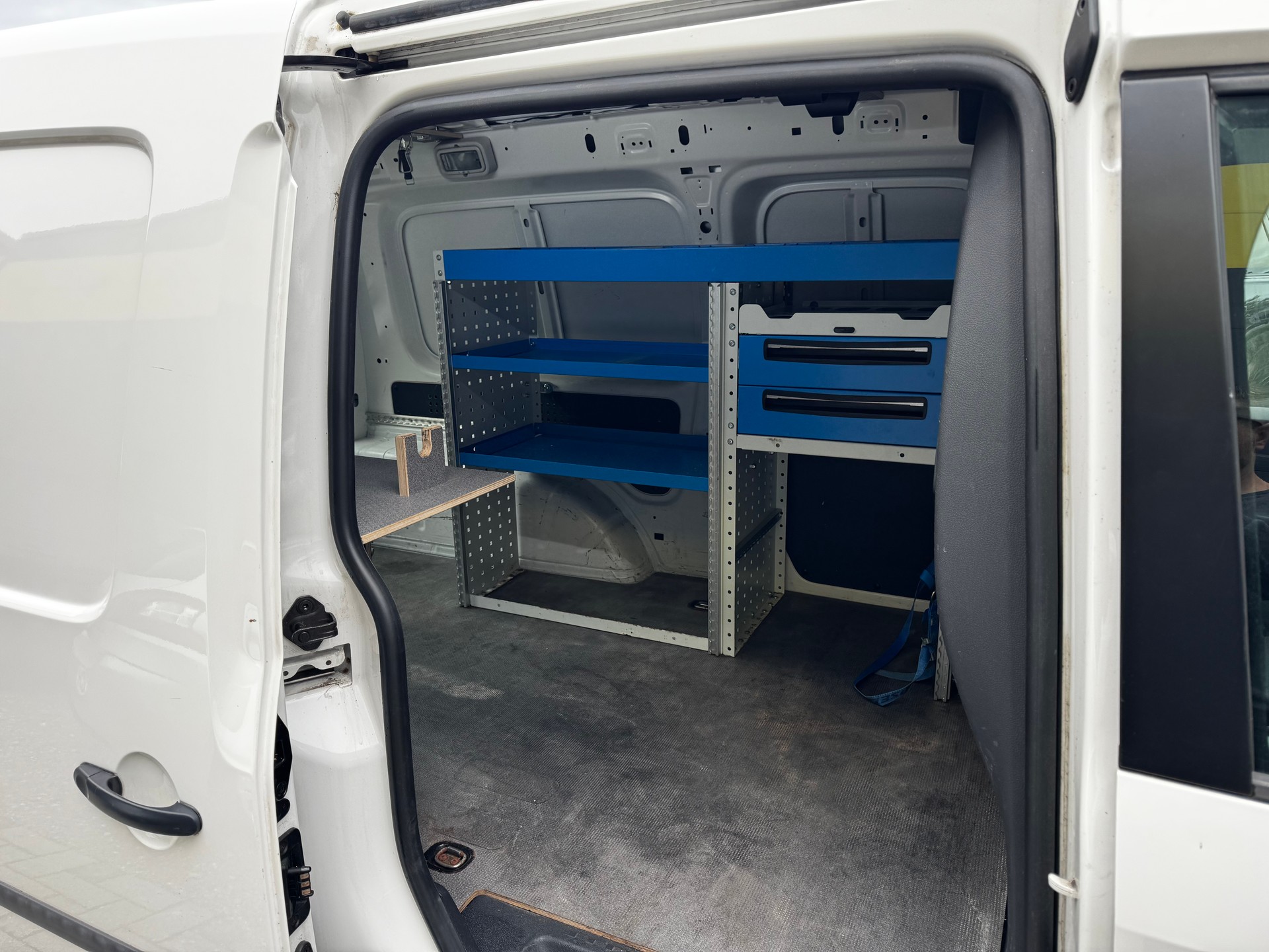 VW Caddy Maxi 2.0TDI BlueMotion Technology-image-11