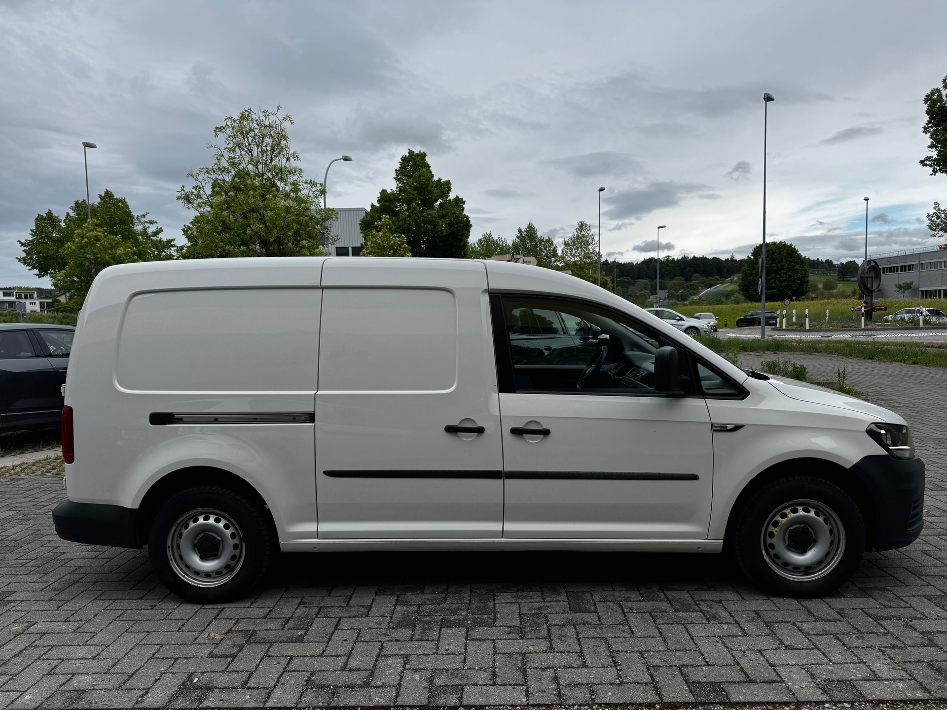 VW Caddy Maxi 2.0TDI BlueMotion Technology-image-3