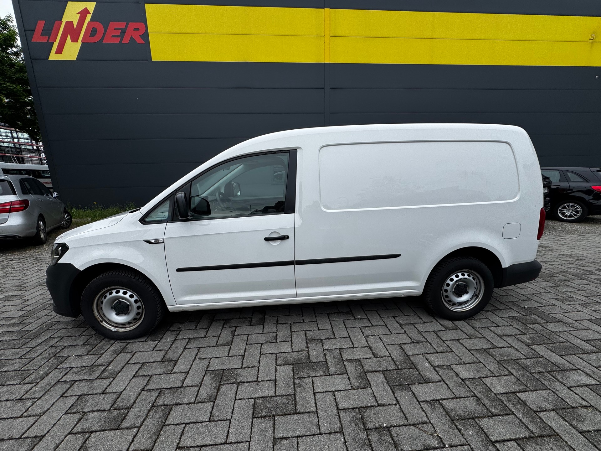 VW Caddy Maxi 2.0TDI BlueMotion Technology-image-7