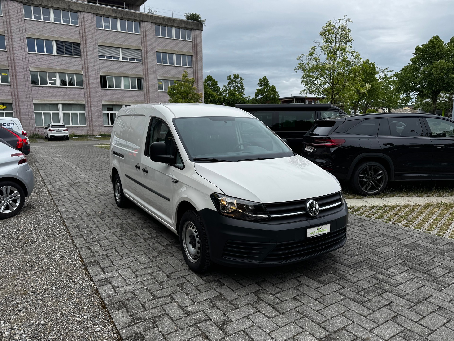 VW Caddy Maxi 2.0TDI BlueMotion Technology-image-2