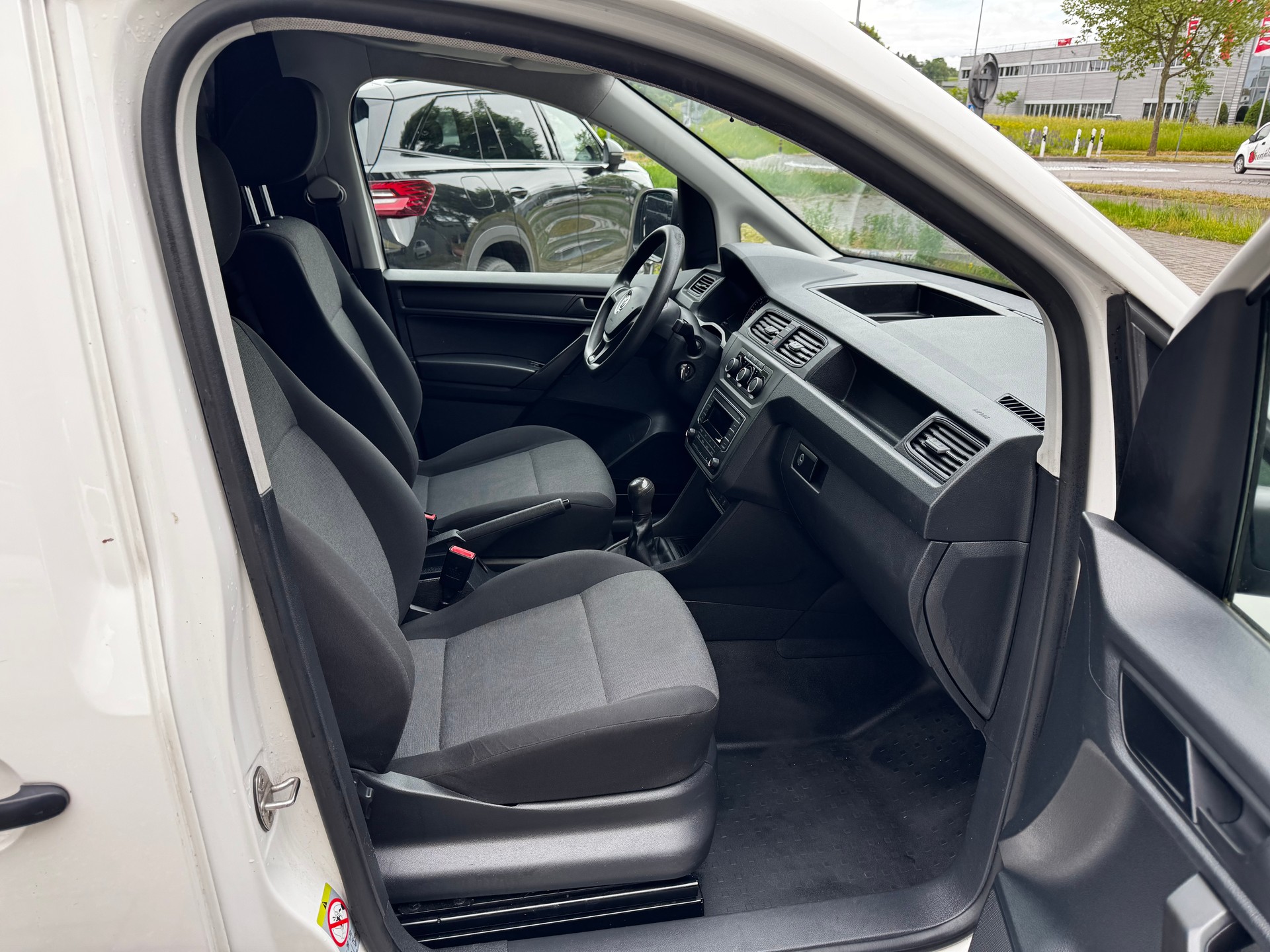 VW Caddy Maxi 2.0TDI BlueMotion Technology-image-9