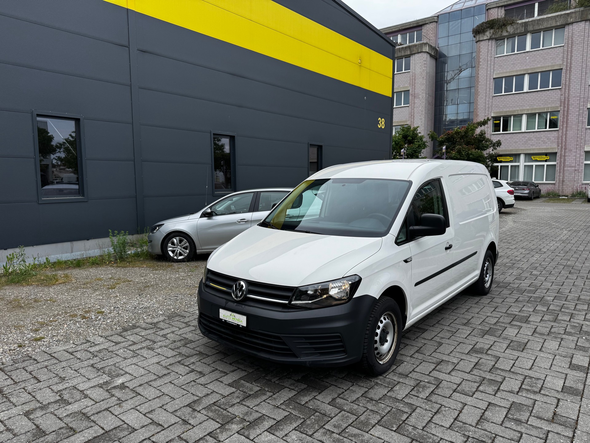 VW Caddy Maxi 2.0TDI BlueMotion Technology-image-0