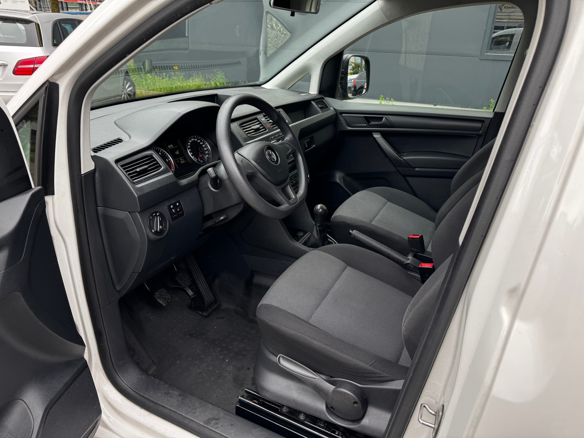 VW Caddy Maxi 2.0TDI BlueMotion Technology-image-8