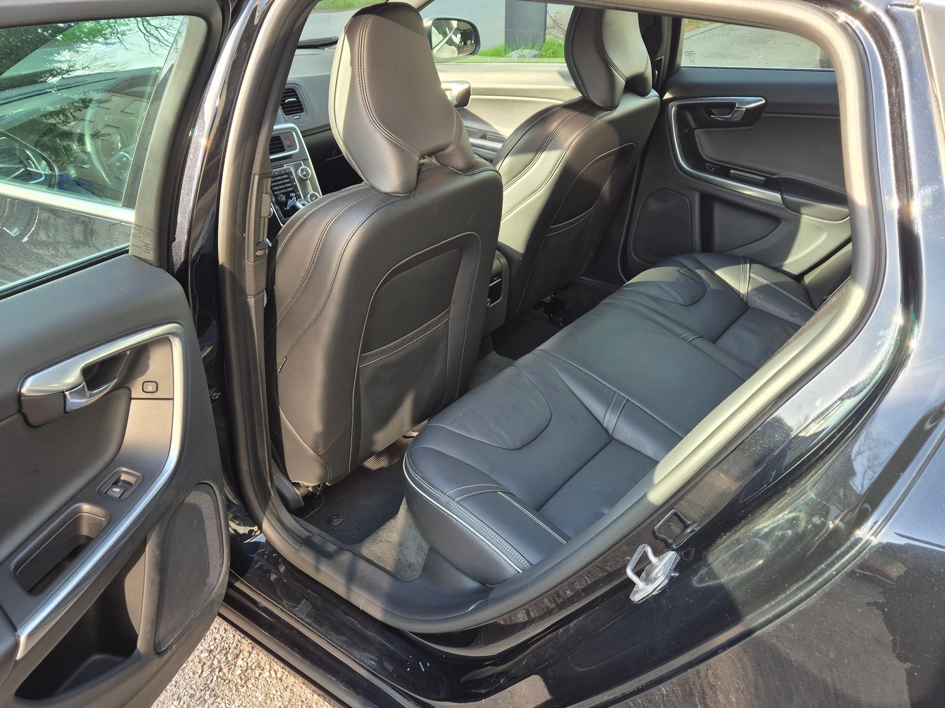 VOLVO V60 D4 AWD Momentum R-Design * Adaptive Tempomat * Bremsassistent * BLIS * Service MFK * 8 Fach Bereift-image-8