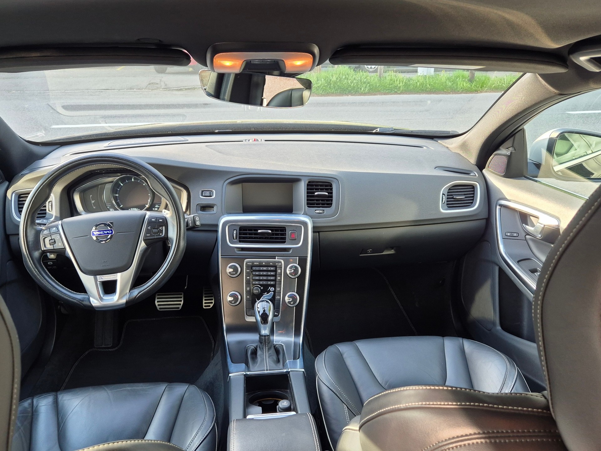 VOLVO V60 D4 AWD Momentum R-Design * Adaptive Tempomat * Bremsassistent * BLIS * Service MFK * 8 Fach Bereift-image-6