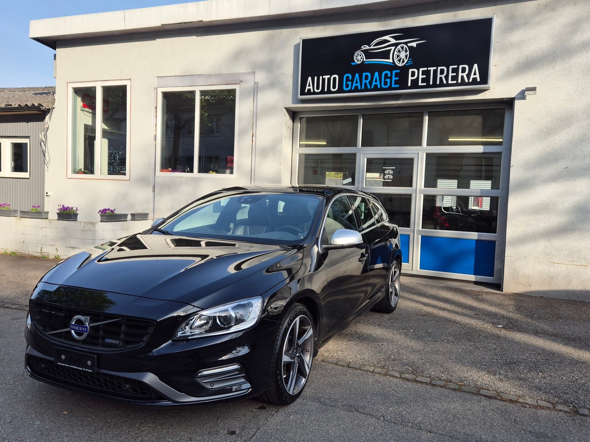 VOLVO V60 D4 AWD Momentum R-Design * Adaptive Tempomat * Bremsassistent * BLIS * Service MFK * 8 Fach Bereift-image-1