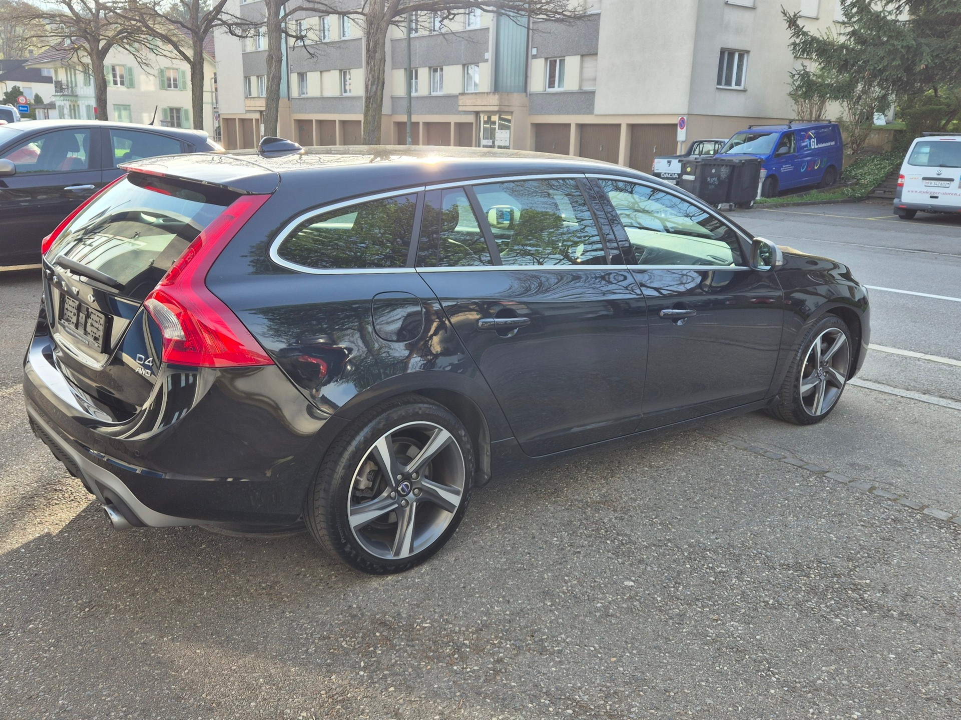 VOLVO V60 D4 AWD Momentum R-Design * Adaptive Tempomat * Bremsassistent * BLIS * Service MFK * 8 Fach Bereift-image-2