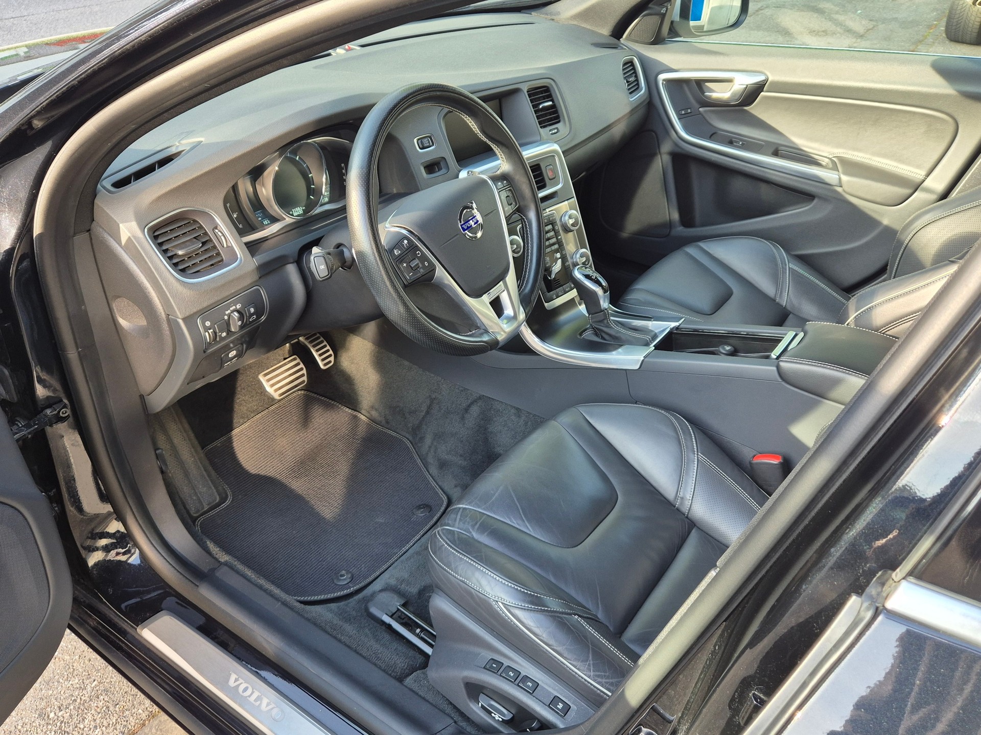 VOLVO V60 D4 AWD Momentum R-Design * Adaptive Tempomat * Bremsassistent * BLIS * Service MFK * 8 Fach Bereift-image-5