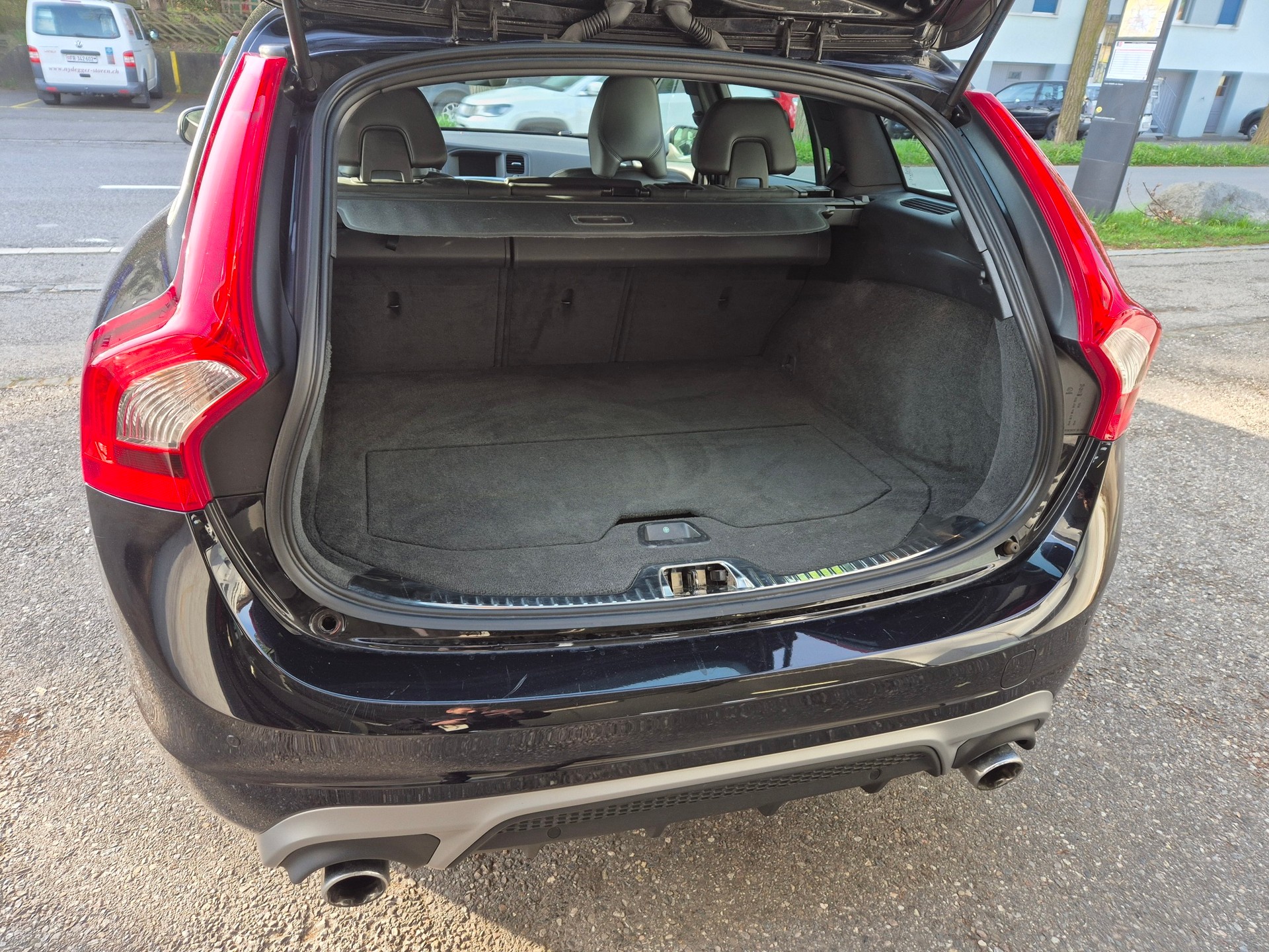 VOLVO V60 D4 AWD Momentum R-Design * Adaptive Tempomat * Bremsassistent * BLIS * Service MFK * 8 Fach Bereift-image-4