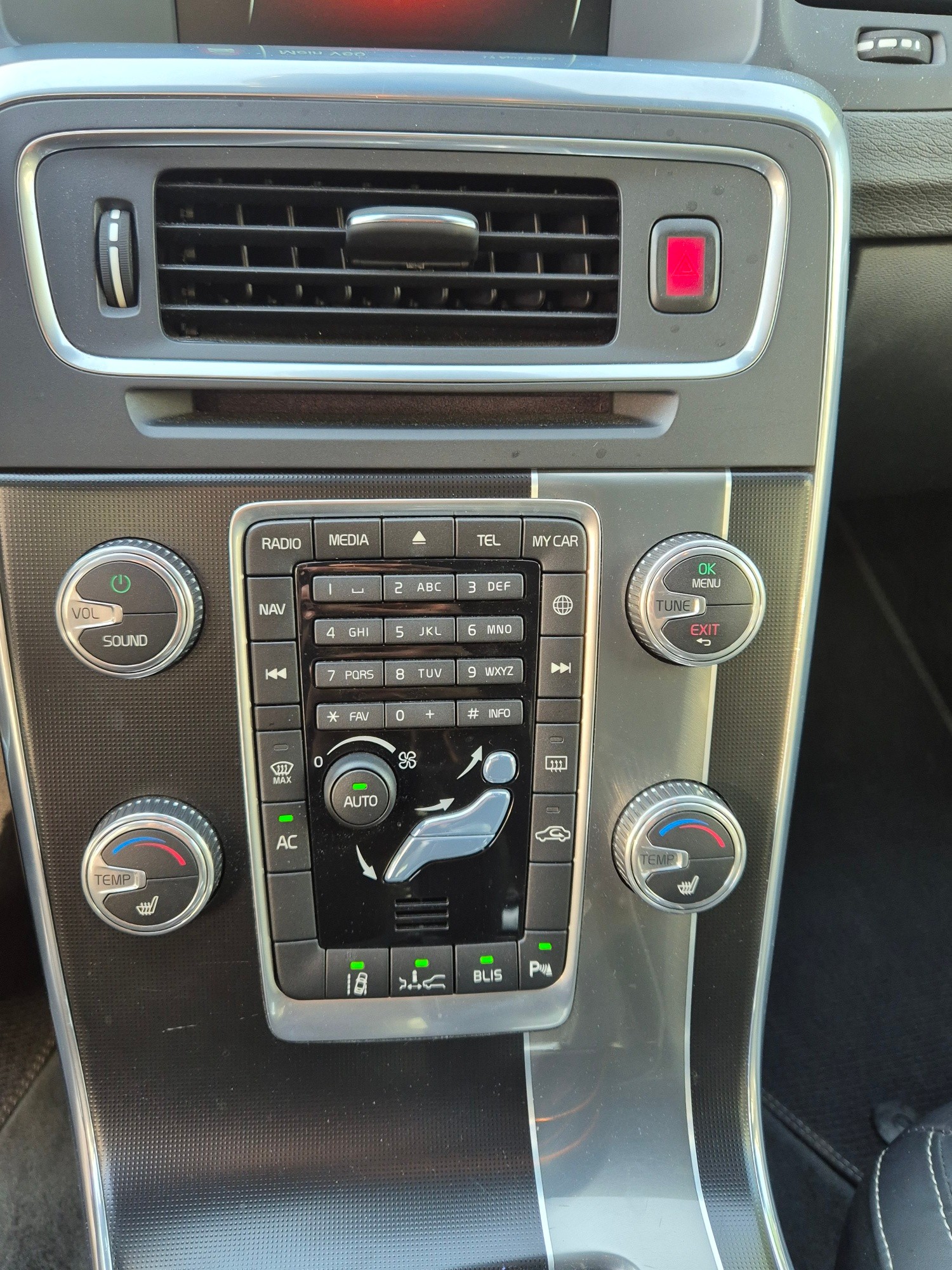 VOLVO V60 D4 AWD Momentum R-Design * Adaptive Tempomat * Bremsassistent * BLIS * Service MFK * 8 Fach Bereift-image-7