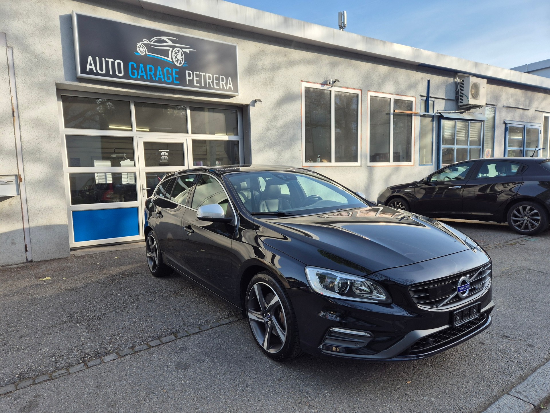 VOLVO V60 D4 AWD Momentum R-Design * Adaptive Tempomat * Bremsassistent * BLIS * Service MFK * 8 Fach Bereift-image-0