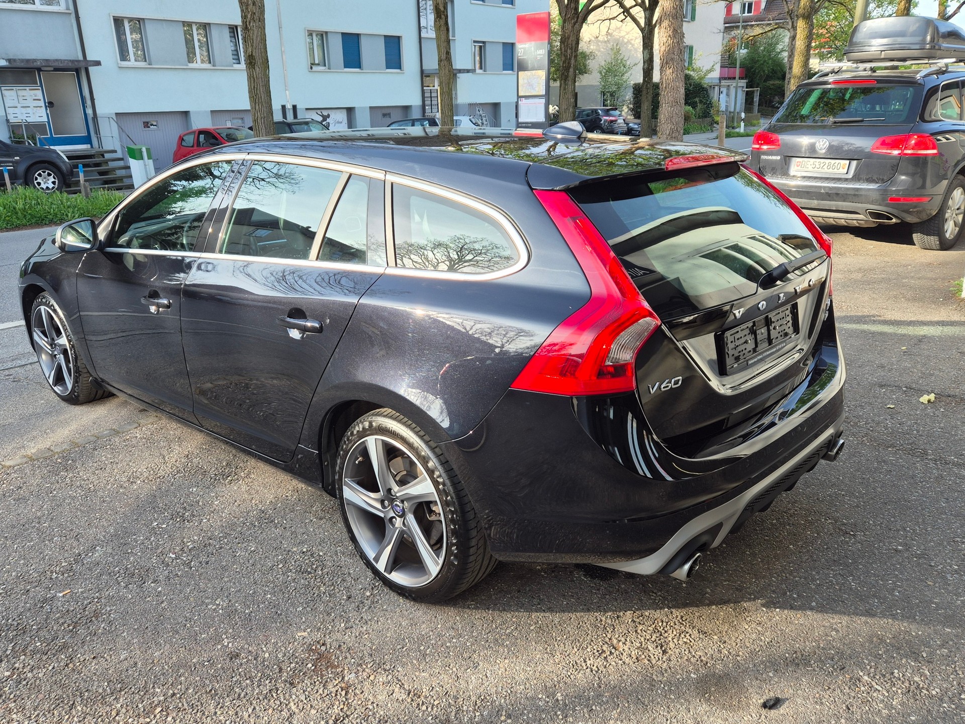 VOLVO V60 D4 AWD Momentum R-Design * Adaptive Tempomat * Bremsassistent * BLIS * Service MFK * 8 Fach Bereift-image-3