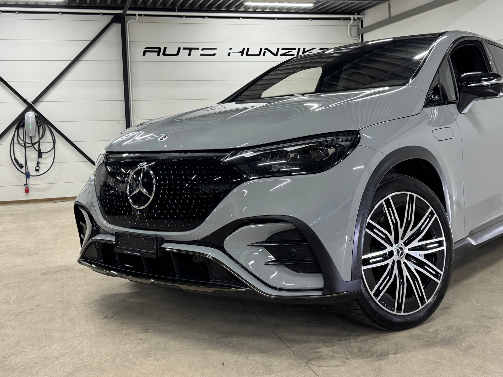 MERCEDES-BENZ EQE SUV 500 4 Matic AMG Executive Edition 408PS / 96kWh / Hyperscreen-showroom-element-1