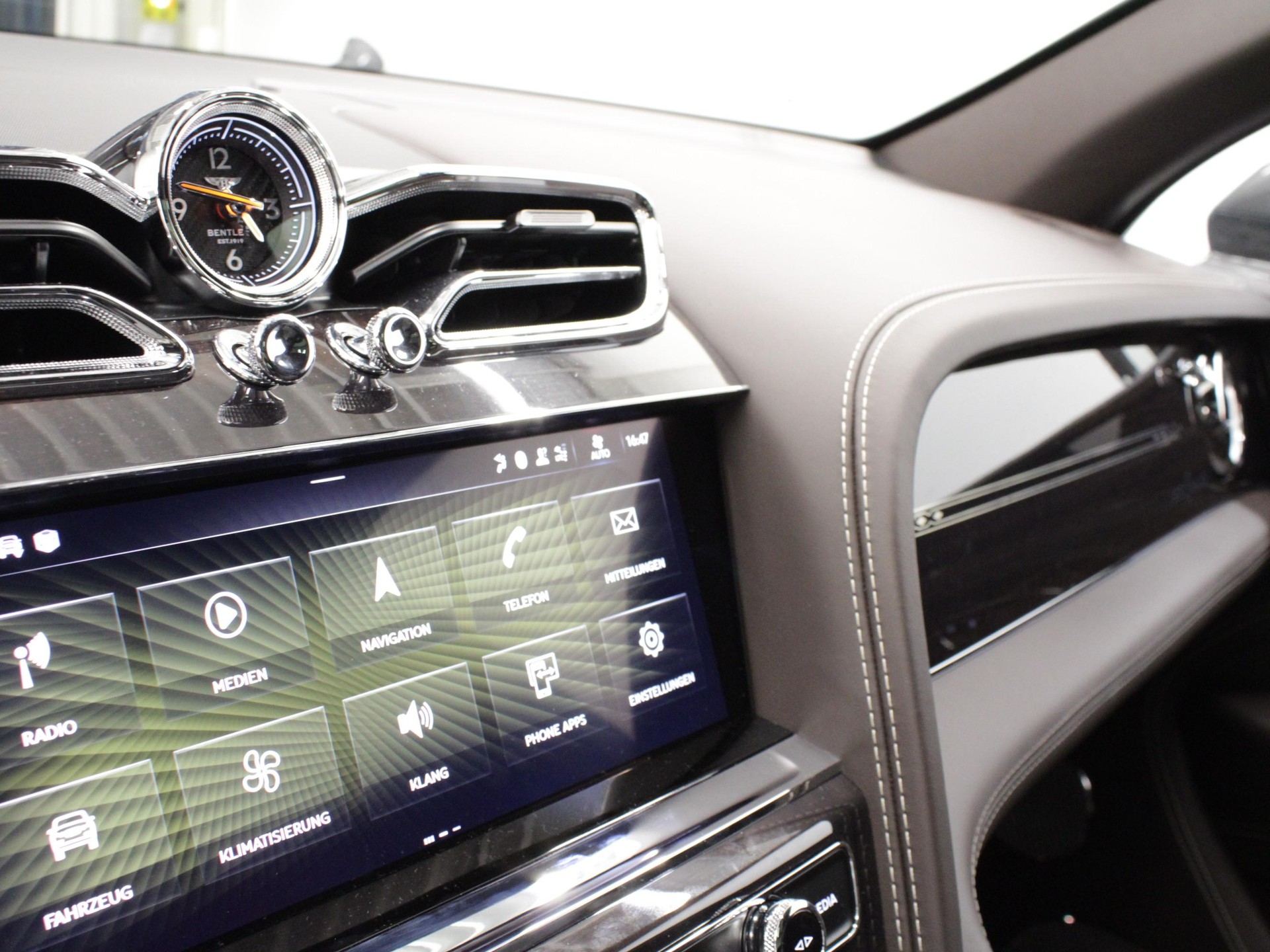 BENTLEY Bentayga 4.0 V8 Azure-image-18