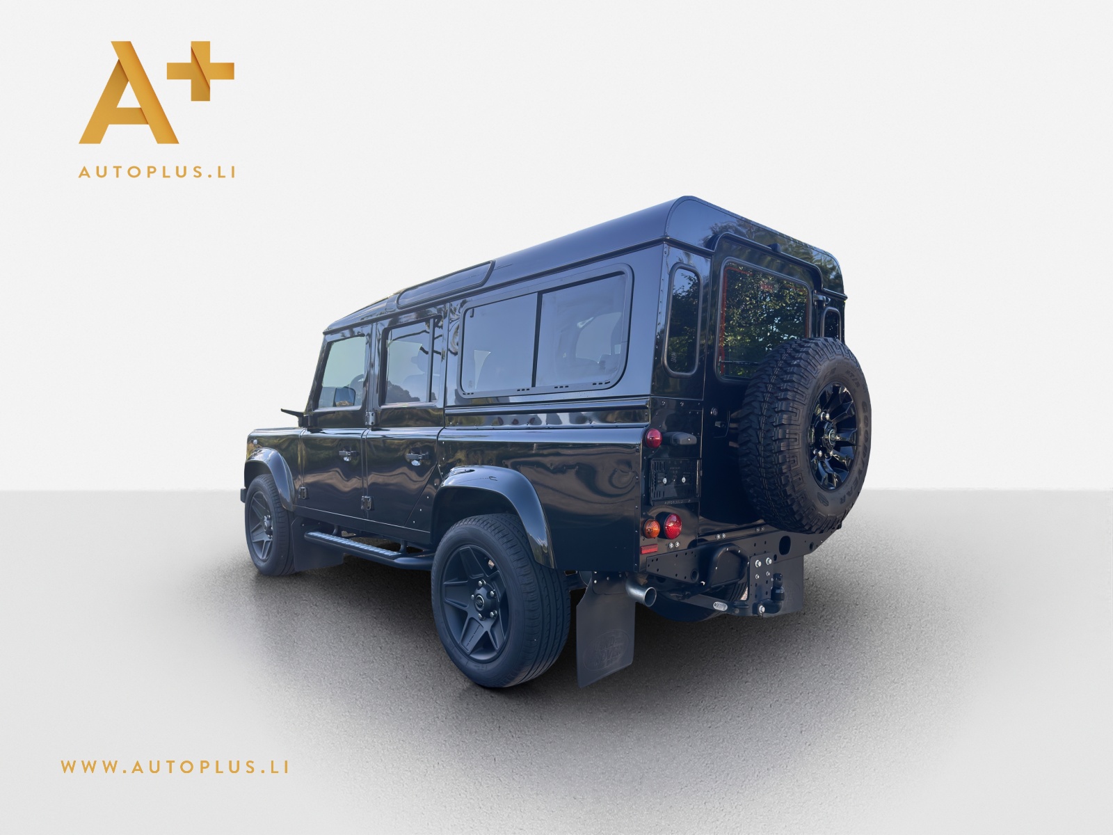 LAND ROVER LAND ROVER Defender 110 TD4 67YRS Black Pack Alloy Whee-image-3